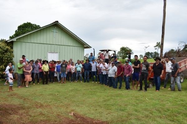 Prefeitura entrega trator para associação de agricultores