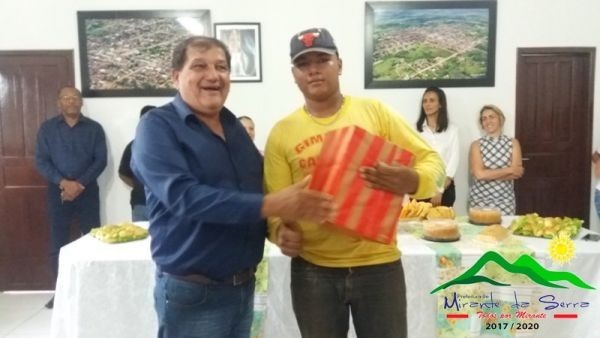 Prefeitura promove festa em homenagem ao dia do gari com café e sorteio de brindes