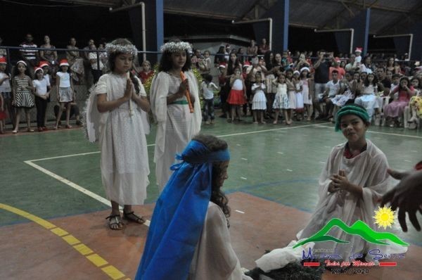 Escola municipal termina ano letivo com apresentações de natal com alunos